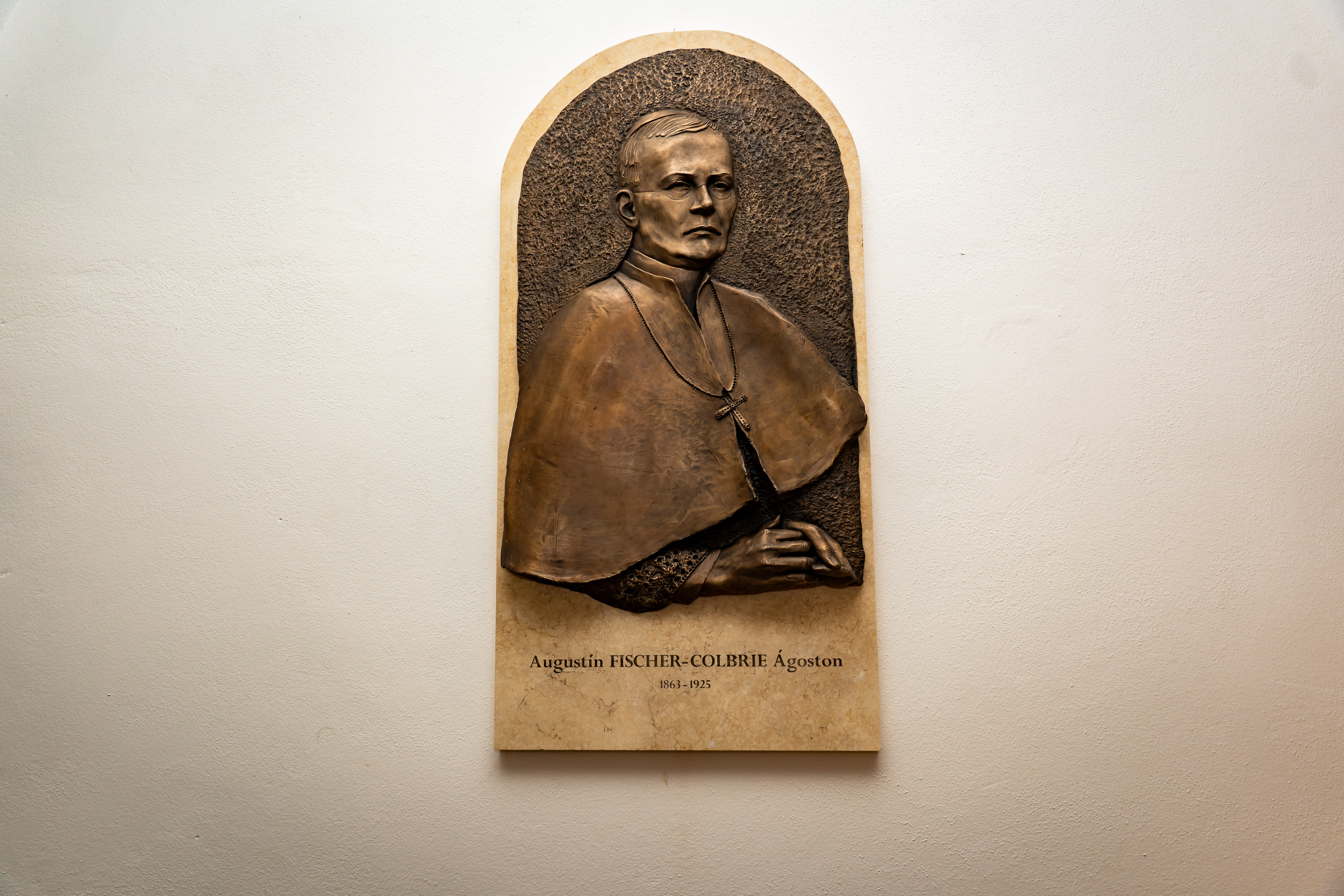 Slavnostne odhalenie pamatnej tabule na pocest kosickeho biskupa Augustina Fischer-Colbrieho-35